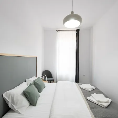 Apartment Gorgeous Flat With Patio And Mountain Views