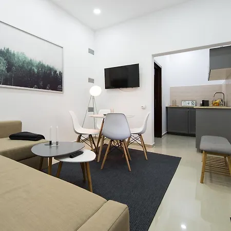 Gorgeous Flat With Patio And Mountain Views Brasov